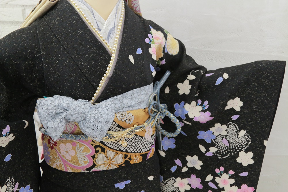 黒地の振袖の上半身コーディネート（水色系刺繍半襟、パール付重ね衿、レースの帯揚げ、くすみカラー帯締め）